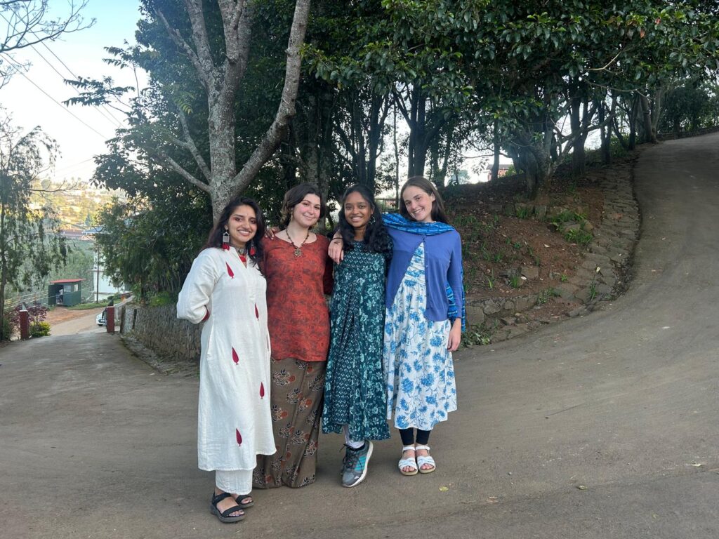Photo 5 Hubba Anokha, Sophie, Vandana