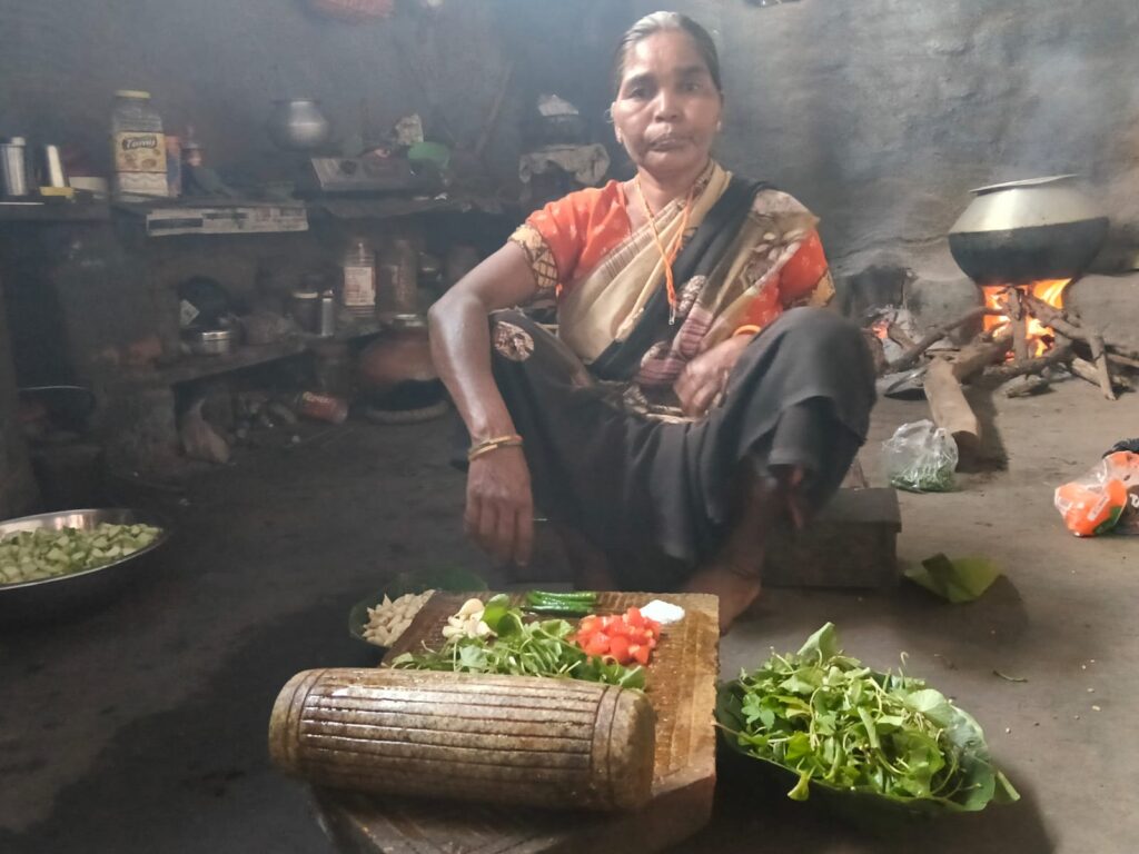 Fulkumari Nagesia preparing beng saag Chatni in Chirchiri path.